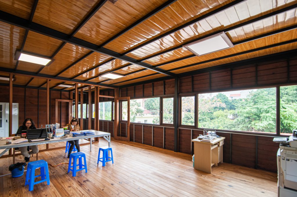 Nhờ độ chống chịu nắng, mưa vượt trội lại thẩm mỹ, gỗ biến tính được sử dụng cả nội ngoại thất (hình ảnh công trình của D&A)
