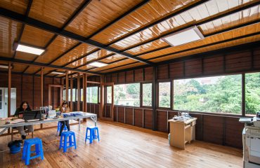 Nhờ độ chống chịu nắng, mưa vượt trội lại thẩm mỹ, gỗ biến tính được sử dụng cả nội ngoại thất (hình ảnh công trình của D&A)