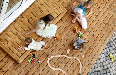 Sàn gỗ biến tính đảm bảo cho trẻ nhỏ vui chơi an toàn