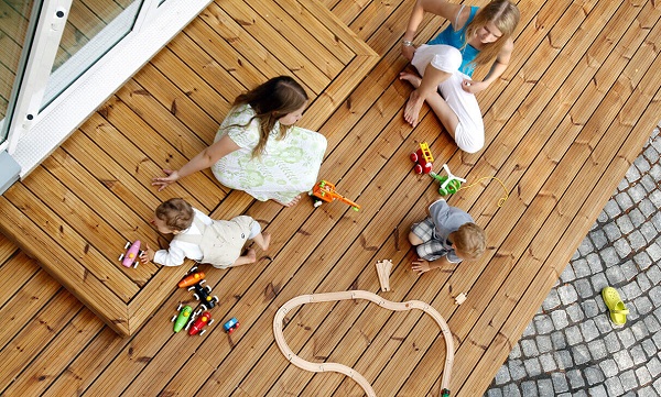 Sàn gỗ biến tính đảm bảo cho trẻ nhỏ vui chơi an toàn